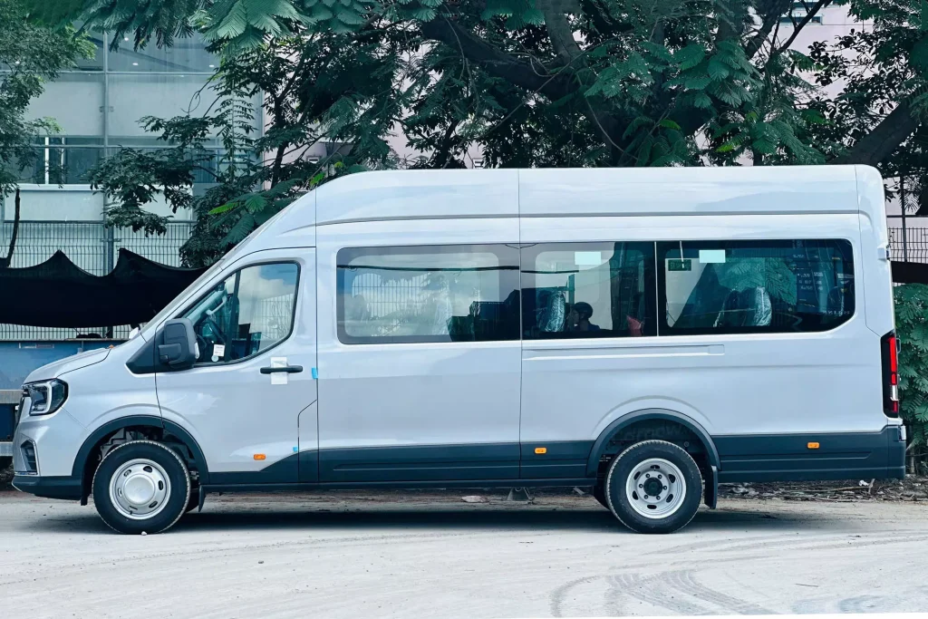 Thuê Xe 18 Chỗ TPHCM – Hành Trình Tiện Nghi Và Tiết Kiệm Cùng Huy Đạt